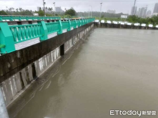 雨襲台南！三爺溪暴漲驚傳「有人溺水」 警消沿岸搜索