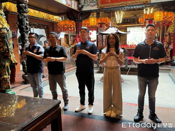 ▲西螺分局警員曹孝弘連續兩年金榜題名，日前專程到西螺福興宮向太平媽、文昌帝君還願。（圖／記者游瓊華翻攝）