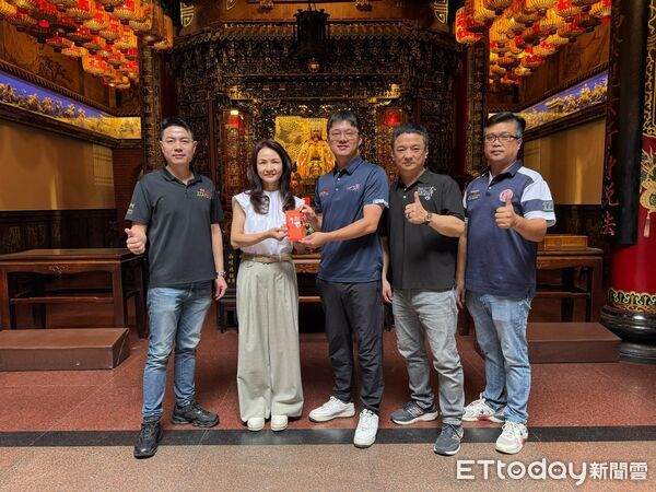 ▲西螺分局警員曹孝弘連續兩年金榜題名，日前專程到西螺福興宮向太平媽、文昌帝君還願。（圖／記者游瓊華翻攝）