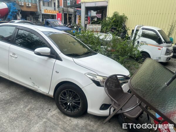 ▲▼             苗栗一名劉姓男子沒拉手煞車，車輛當場失控撞向飲料店門口的桌椅。（圖／記者楊永盛翻攝，下同）