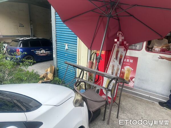 ▲▼             苗栗一名劉姓男子沒拉手煞車，車輛當場失控撞向飲料店門口的桌椅。（圖／記者楊永盛翻攝，下同）