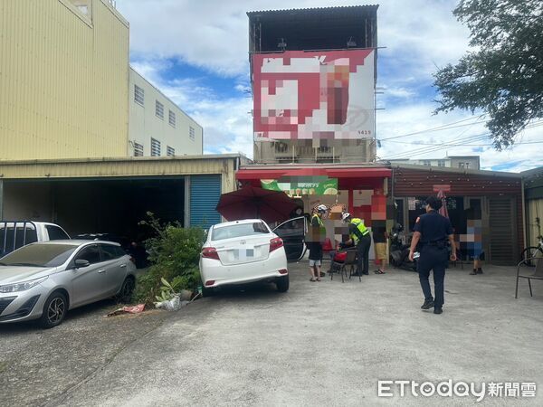 ▲▼             苗栗一名劉姓男子沒拉手煞車，車輛當場失控撞向飲料店門口的桌椅。（圖／記者楊永盛翻攝，下同）
