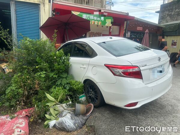 ▲▼             苗栗一名劉姓男子沒拉手煞車，車輛當場失控撞向飲料店門口的桌椅。（圖／記者楊永盛翻攝，下同）