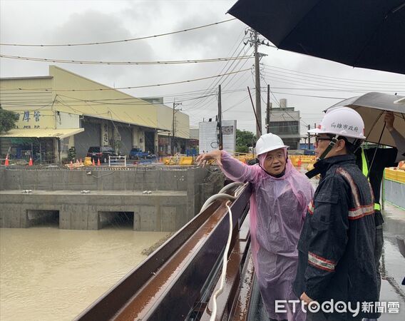 ▲高雄仁武傳出積水情況，柯志恩前往了解             。（圖／記者吳奕靖翻攝）