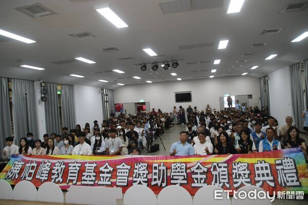 陳柏峰基金會40年助學不間斷 攜手台東縣府頒260萬獎助金