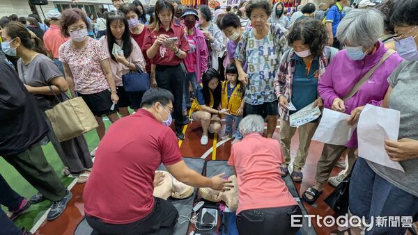 ▲台南市消防局第一救災救護大隊攜手國際獅子會，在新營區新民國小舉辦「2026健康吃、健康動」糖尿病防治暨防火宣導活動。（記者林東良翻攝，下同）