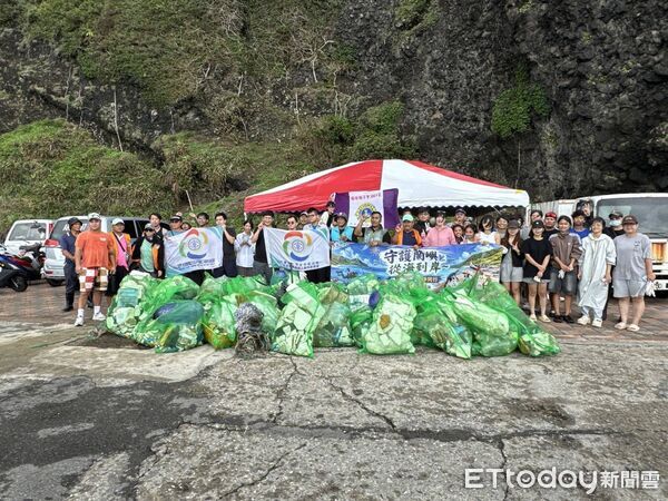 ▲台東縣環境保護局22日在蘭嶼鄉五孔洞沿岸沙灘辦理「守護蘭嶼 從海到岸」淨灘及淨海活動，號召63人共同參與，清出379公斤海洋廢棄物。（圖／記者楊晨東翻攝）