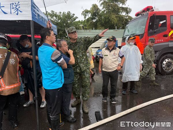 ▲台南市安南區一處堆放廢料的空地22日凌晨發生火警，並波及周邊部分民宅及環境。（記者林東良翻攝，下同）
