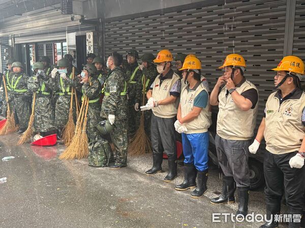 ▲台南市安南區一處堆放廢料的空地22日凌晨發生火警，並波及周邊部分民宅及環境。（記者林東良翻攝，下同）