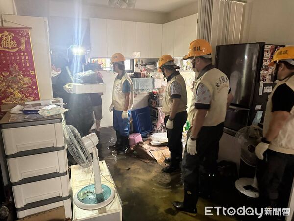▲台南市安南區一處堆放廢料的空地22日凌晨發生火警，並波及周邊部分民宅及環境。（記者林東良翻攝，下同）