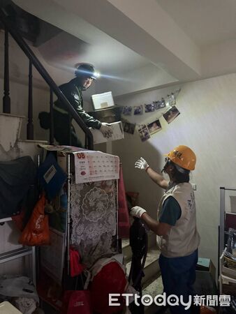 ▲台南市安南區一處堆放廢料的空地22日凌晨發生火警，並波及周邊部分民宅及環境。（記者林東良翻攝，下同）