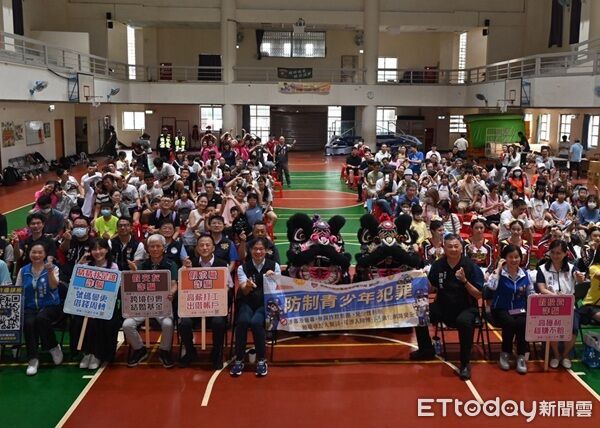 ▲桃園市警局「反毒反詐-『梅』你不行」，宣導反毒、反詐騙、防制兒少性剝削及交通安全。（圖／桃園市警局提供、下同）