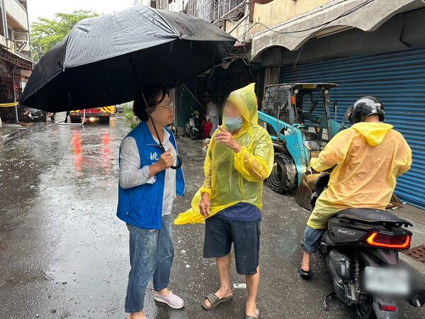 ▲台南市安南區海佃路二段空地發生爆炸，現場堆置的事業廢棄物疑含鎂、鋁等物質，遇水反應引發事故。（記者林東良翻攝，下同）
