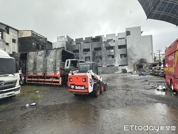 ▲台南市安南區海佃路二段空地發生爆炸，現場堆置的事業廢棄物疑含鎂、鋁等物質，遇水反應引發事故。（記者林東良翻攝，下同）