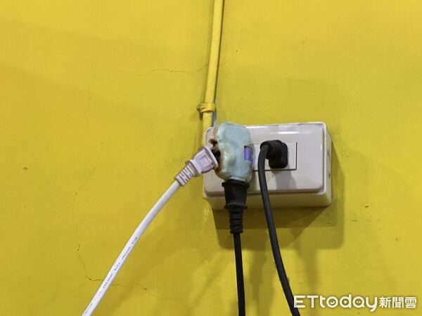 ▲台南市佳里區一間夾娃娃機店發生延長線過載冒煙事件，消防人員獲報後趕抵排除狀況。（記者林東良翻攝，下同）