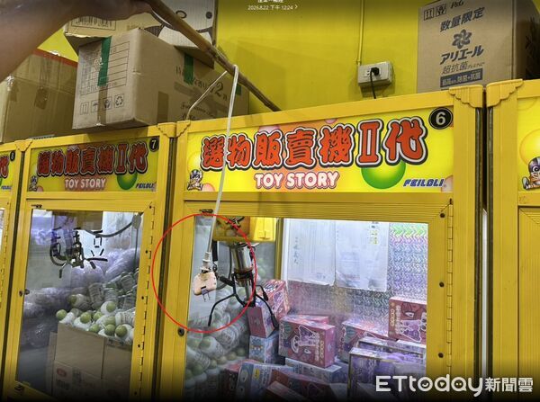 ▲台南市佳里區一間夾娃娃機店發生延長線過載冒煙事件，消防人員獲報後趕抵排除狀況。（記者林東良翻攝，下同）