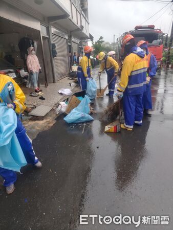 ▲台南市安南區海佃路二段342巷一處空地發生火災爆炸，猛烈火勢波及周邊民宅。（記者林東良翻攝，下同）
