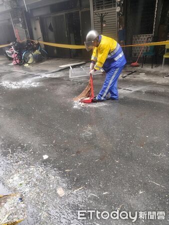 ▲台南市安南區海佃路二段342巷一處空地發生火災爆炸，猛烈火勢波及周邊民宅。（記者林東良翻攝，下同）