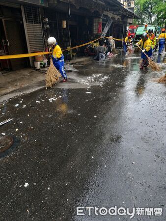 ▲台南市安南區海佃路二段342巷一處空地發生火災爆炸，猛烈火勢波及周邊民宅。（記者林東良翻攝，下同）