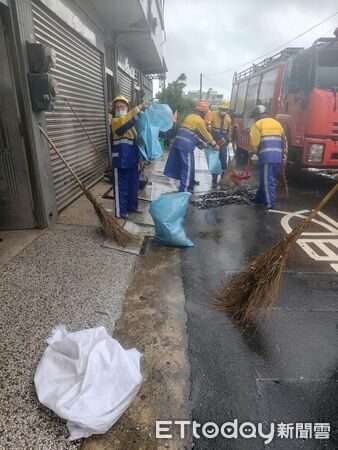 ▲台南市安南區海佃路二段342巷一處空地發生火災爆炸，猛烈火勢波及周邊民宅。（記者林東良翻攝，下同）