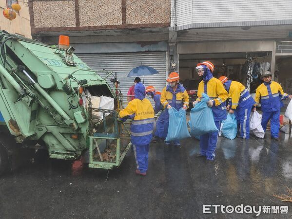 ▲台南市安南區海佃路二段342巷一處空地發生火災爆炸，猛烈火勢波及周邊民宅。（記者林東良翻攝，下同）
