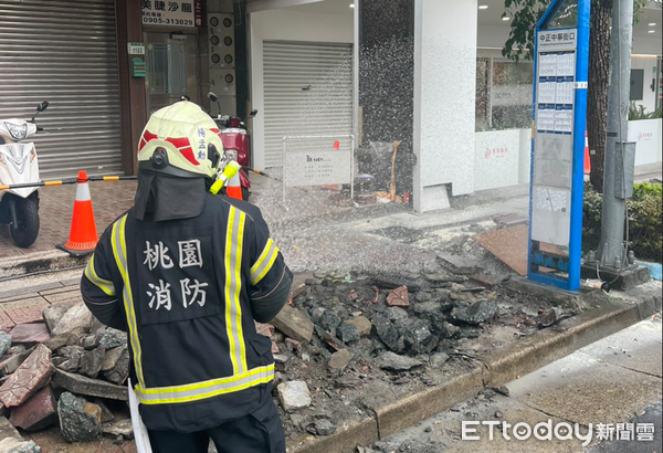 ▲▼ 桃園中正路爆氣爆!施工挖破瓦斯管「火舌瞬間噴出」 工人慘遭灼傷送醫 。(圖/記者楊熾興翻攝)