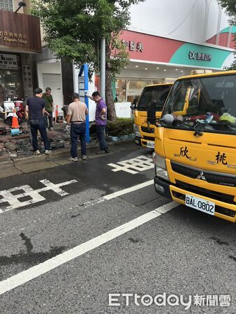 ▲▼ 桃園中正路爆氣爆!施工挖破瓦斯管「火舌瞬間噴出」 工人慘遭灼傷送醫 。(圖/記者楊熾興翻攝)