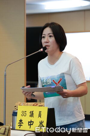 ▲台南市安南區海佃路空地22日凌晨發生火災爆炸，造成消防人員及民眾受傷，周邊民宅、車輛也遭波及。（記者林東良翻攝，下同）