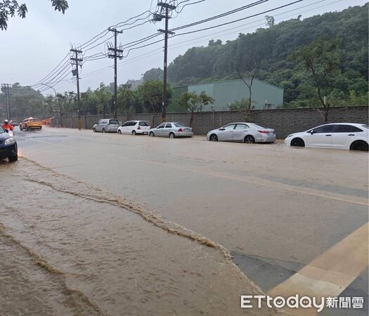 ▲高雄鼓山三路今日出現嚴重積水。（圖／記者許宥孺翻攝）
