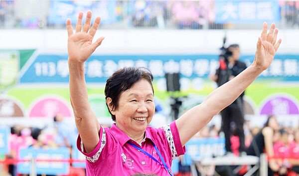 ▲「桃園市環保志工群英會」上，張善政特別感謝高齡82歲的黃余鶴妹女士，多年來投入環保志工服務，仍展現十足活力與熱情。（圖／市府新聞處提供）
