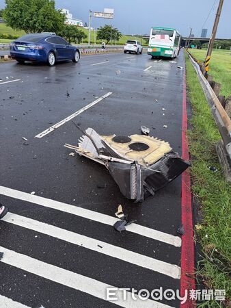 ▲▼劉女駕駛公車未注意限高,導致車頂擦撞限高桿。(圖/記者陸運陞翻攝)
