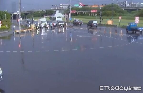 公車誤闖限高路段「慘被削頭」瞬間畫面曝 粗心司機慘挨罰