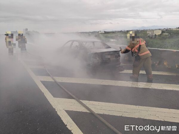 ▲國道1號北向297.2公里下營路段發生火燒車事故,自小客車停在外側路肩燃燒。(記者林東良翻攝,下同)