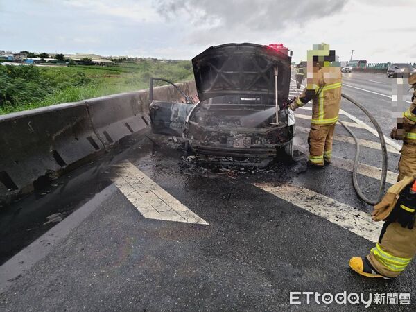 ▲國道1號北向297.2公里下營路段發生火燒車事故,自小客車停在外側路肩燃燒。(記者林東良翻攝,下同)
