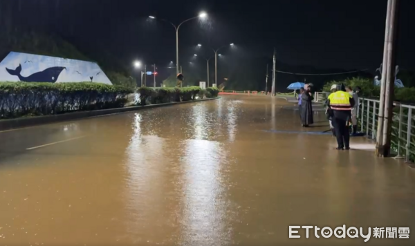▲新北石門台二線29K嚴重淹水導致道路雙向中斷，一輛賓士車一度受困水中，所幸車上兩人已順利脫困。（圖／記者郭世賢翻攝）