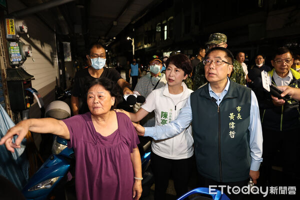 ▲台南市長黃偉哲調整新加坡行程返台後，晚間隨即趕赴安南區海佃路火災現場了解災情。（記者林東良翻攝，下同）
