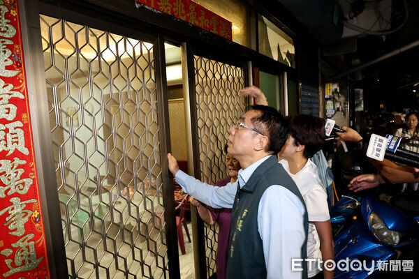 ▲台南市長黃偉哲調整新加坡行程返台後，晚間隨即趕赴安南區海佃路火災現場了解災情。（記者林東良翻攝，下同）