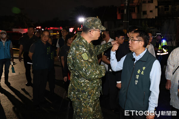 ▲台南市長黃偉哲調整新加坡行程返台後，晚間隨即趕赴安南區海佃路火災現場了解災情。（記者林東良翻攝，下同）