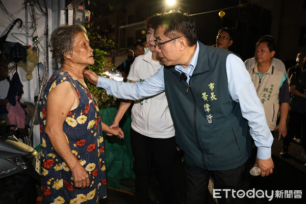 ▲台南市長黃偉哲調整新加坡行程返台後，晚間隨即趕赴安南區海佃路火災現場了解災情。（記者林東良翻攝，下同）