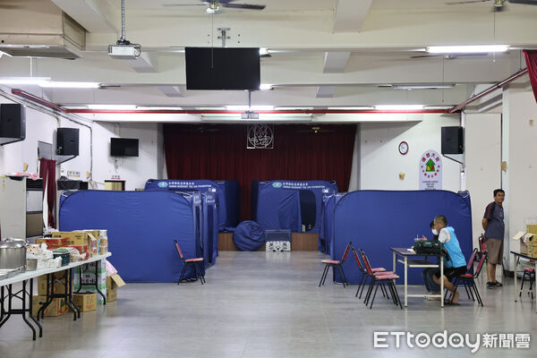 ▲台南市長黃偉哲調整新加坡行程返台後，晚間隨即趕赴安南區海佃路火災現場了解災情。（記者林東良翻攝，下同）
