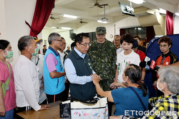 ▲台南市長黃偉哲調整新加坡行程返台後，晚間隨即趕赴安南區海佃路火災現場了解災情。（記者林東良翻攝，下同）