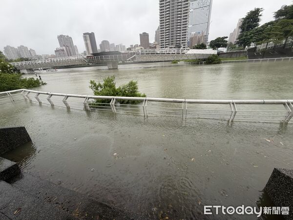 [新聞] 豪雨炸南台灣！高雄「愛河之心」環河步道 - 八卦 - PTT.BEST 批踢踢爆文 2
