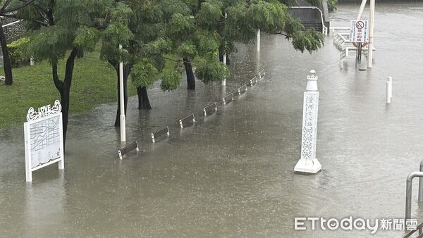 [新聞] 豪雨炸南台灣！高雄「愛河之心」環河步道 - 八卦 - PTT.BEST 批踢踢爆文