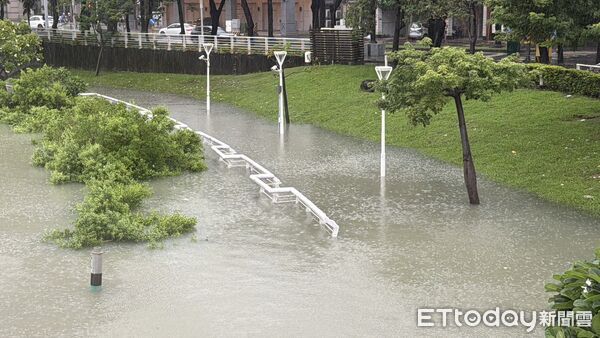 [新聞] 豪雨炸南台灣！高雄「愛河之心」環河步道 - 八卦 - PTT.BEST 批踢踢爆文 3