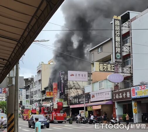 快訊／台中金紙店全面燃燒黑煙狂竄！延燒隔壁民宅消防急灌救