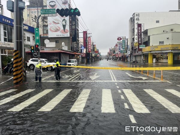 ▲▼ 大灣永大路口往市區方向,水淹約20-30公分,已拉封鎖線 。(圖/記者林東良翻攝)