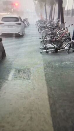 ▲▼ 崑大路淹水嚴重,機車都泡水 。(圖/翻攝自Facebook/台南大小事)