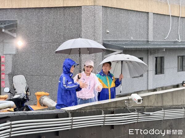 豪雨狂炸高雄！柯志恩一早到橋頭、梓官關切 寫筆記列改善重點