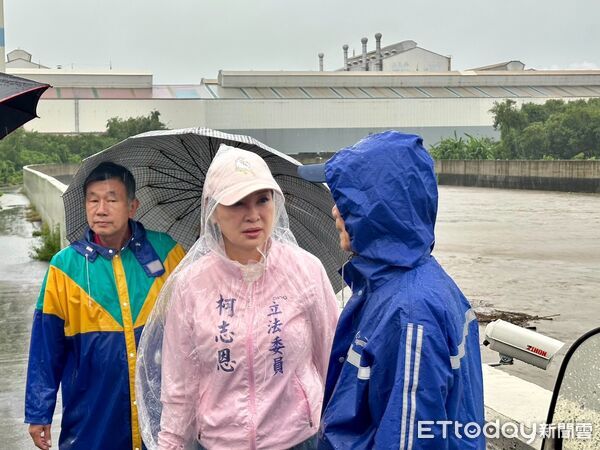 ▲柯志恩23日一早就前往梓官橋頭，了解積水情況。             。（圖／記者吳奕靖翻攝）