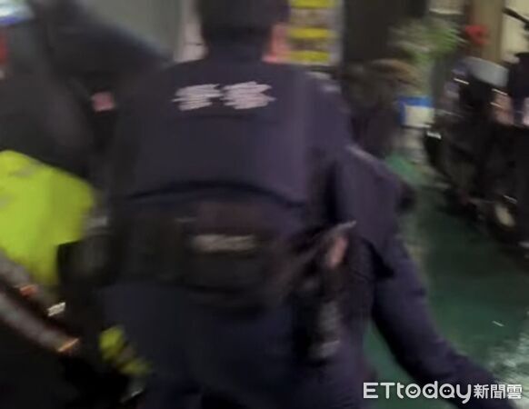 ▲▼阮男強力反抗意圖逃跑遭警合力壓制在地。（圖／桃園警分局提供）